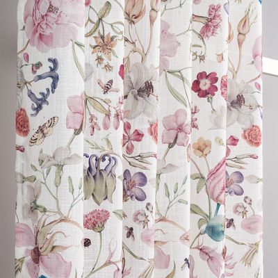 Närbild av Alma offwhite gardin som visar det kraftiga fallet, strukturen och de målade blomdetaljerna