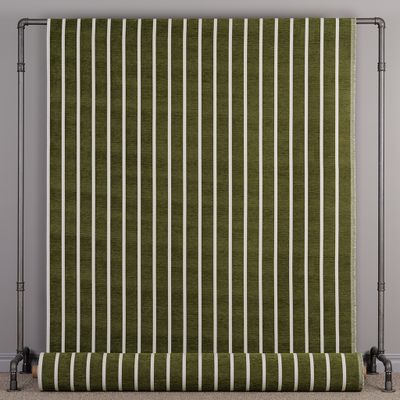 Randigt grönt möbeltyg upphängt i full bredd