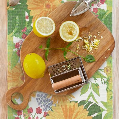 Svensktillverkad 'Beauty' bordslöpare, 35X140 cm, prydd med livliga gula blommor och grönska, tillverkad av ekologiskt GOTS-godkänt material.