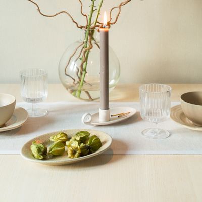 Bordslöpare i diskret design 'Airy'  i naturlig beige med subtil flora, 55% ekologisk bomull och 45% ekologiskt lin, svensk GOTS-standard.