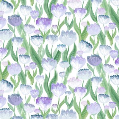 Blommigt tyg i blå, lila och gröna toner med tätt mönster på ljus botten.