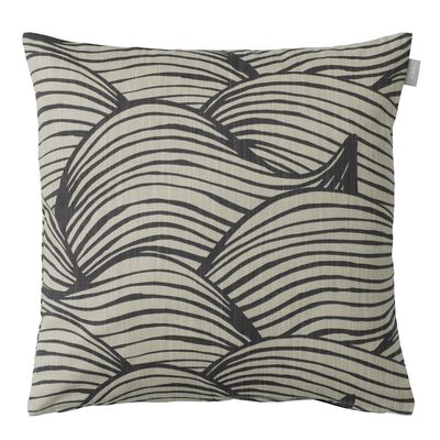 Grafiskt kuddfodral i grått med våginspirerat mönster från Spira of Sweden, 50x50 cm i nordisk design