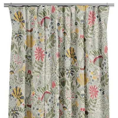Grå gardiner med färgglatt blom- och bladmotiv från Spira of Sweden's Myllra kollektion, inspirerade av en frodig jordgubbsodling i full blom.