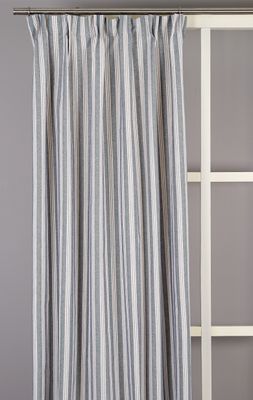 Vegani blå gardiner upphängd i inredd miljö, visar tygets fall och klassiska uttryck