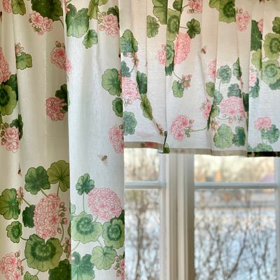 Astrid Rosa Gardinkappa Metervara med Pelargoner
