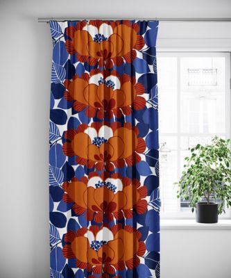 Leia orange gardiner med ett storblommigt mönster 240cm- nordisktextil.se