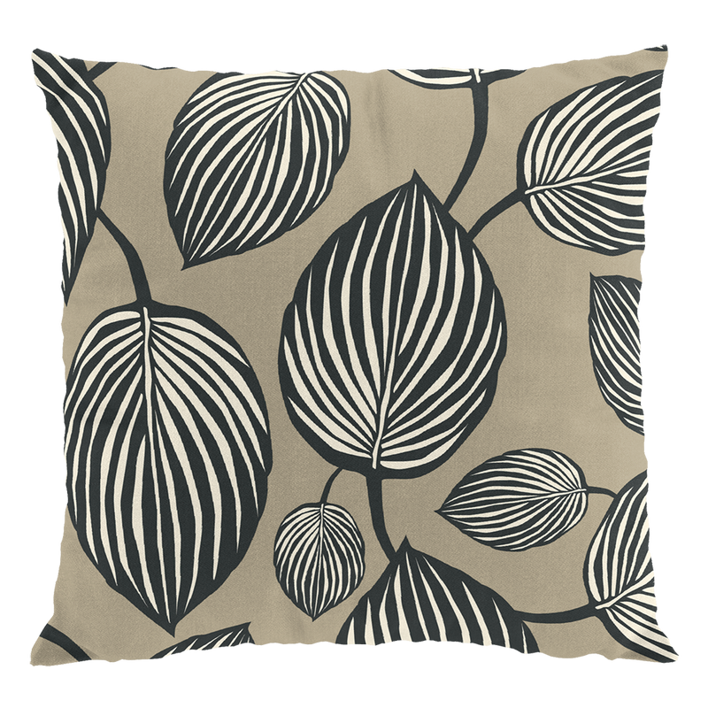 Brunt kuddfodral med svart bladtryck på grå bakgrund, med stora blad och art deco-design