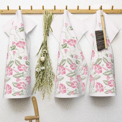 Miljövänlig kökstextil med mönster av rosa blommor på ekologiskt material, svensk design.