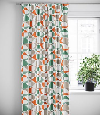 Mosaik orange tyg med ett grafiskt mönster - nordisktextil.se