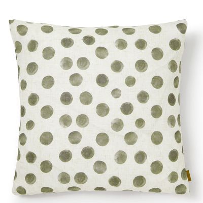 Prickigt kuddfodral i grönt och natur med oregelbundna gröna prickar, 50x50 cm.