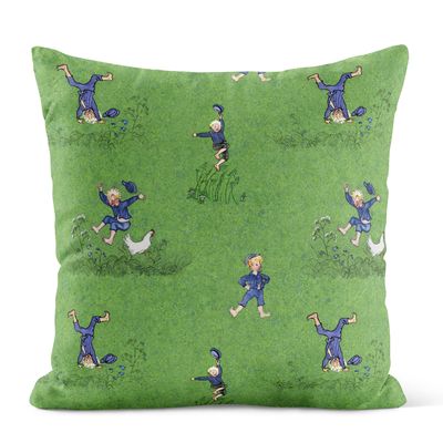Emils glädjeskutt grön kuddfodral med lekfulla illustrationer av Emil i rörelse på grön botten.
