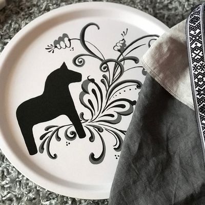 Kurbits Häst Rund Bricka Vit-Svart med Dalahästar