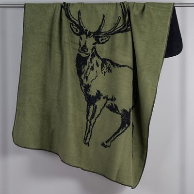 Grön filt med hjortmotiv upphängd