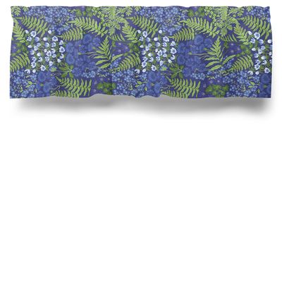 Gardinkappa med blå – blommor och gröna blad.