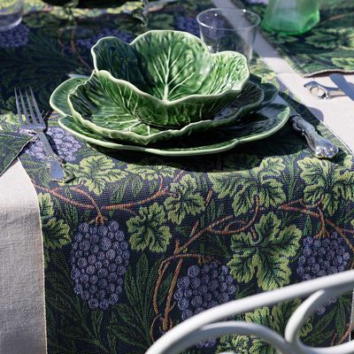 Vine löpare är dekorerad med ett klassiskt mönster av William Morris, druvklasar och gröna bladverk på en djupgröna bakgrunden betonar de lila druvornas detaljrikedom